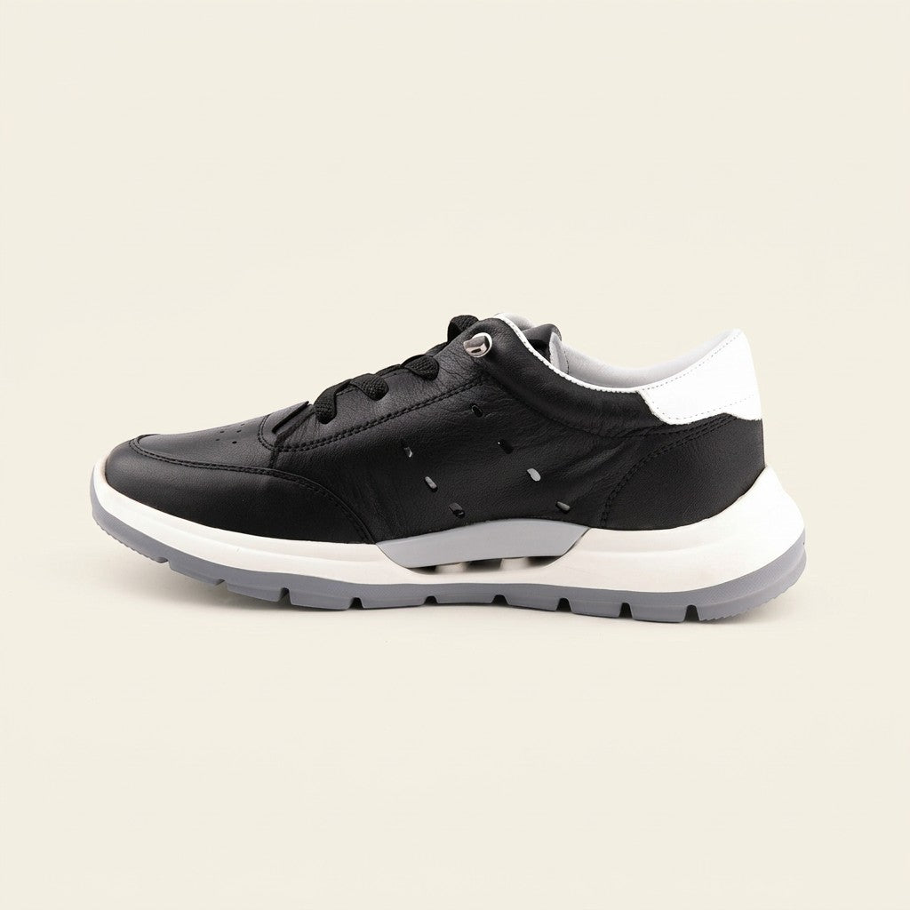 MrCalvano Comfort Walk siyah deri sneaker, beyaz detaylı ergonomik taban ve nefes alabilir delikli tasarım.
