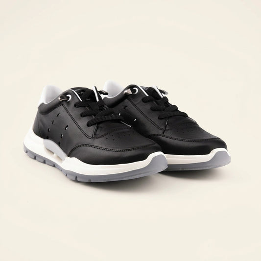MrCalvano Comfort Walk siyah deri sneaker, beyaz tabanlı, nefes alabilir delikli detaylara sahip günlük spor ayakkabı