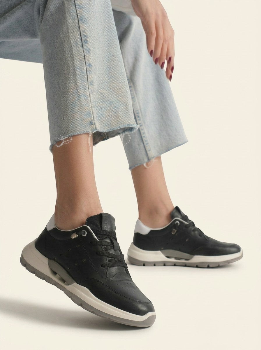 MrCalvano Comfort Walk siyah deri sneaker, beyaz tabanlı, bağcıklı ve modern tasarımlı günlük kadın spor ayakkabı.