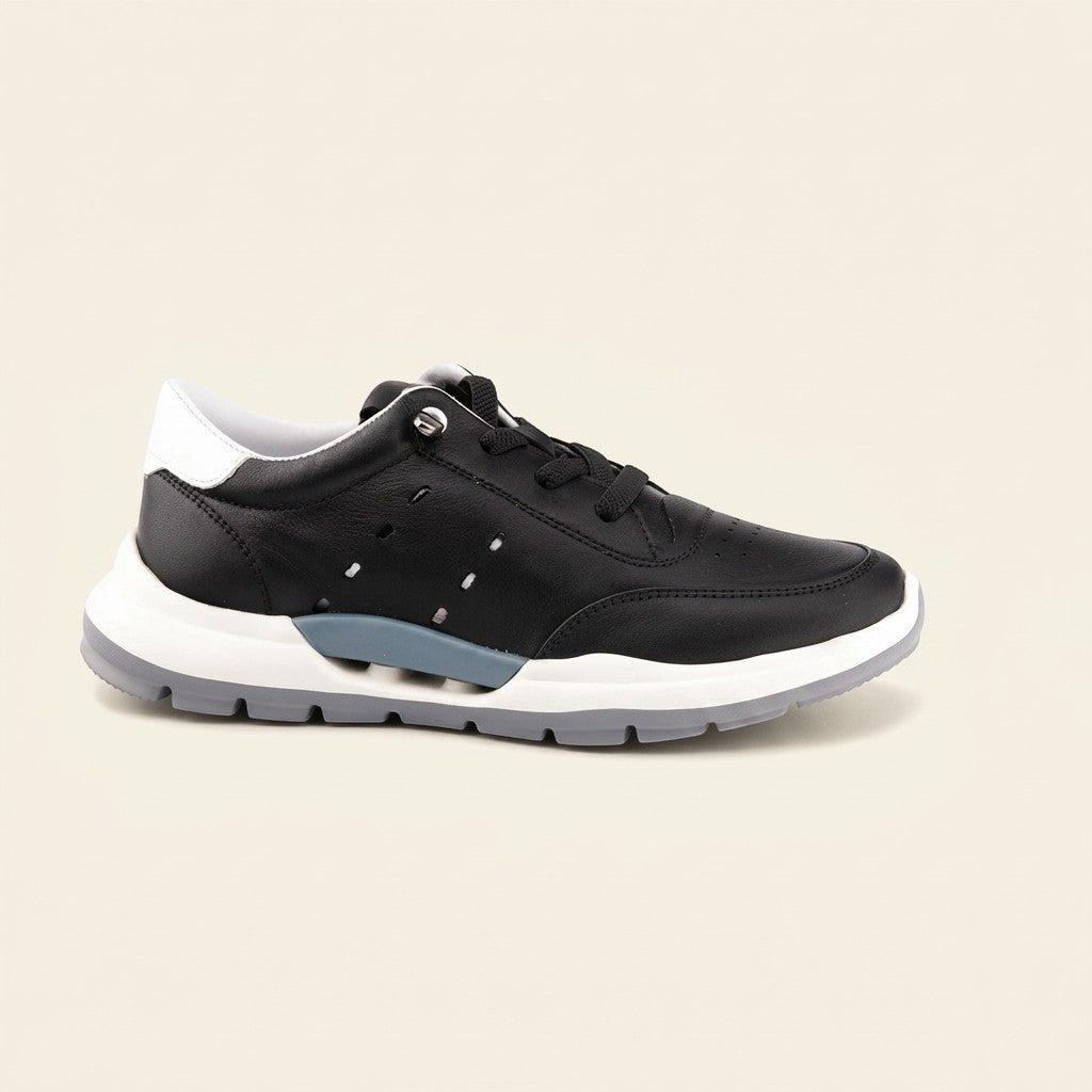 MrCalvano Comfort Walk siyah deri sneaker, beyaz tabanlı ve yan kısımları delikli modern günlük spor ayakkabı.