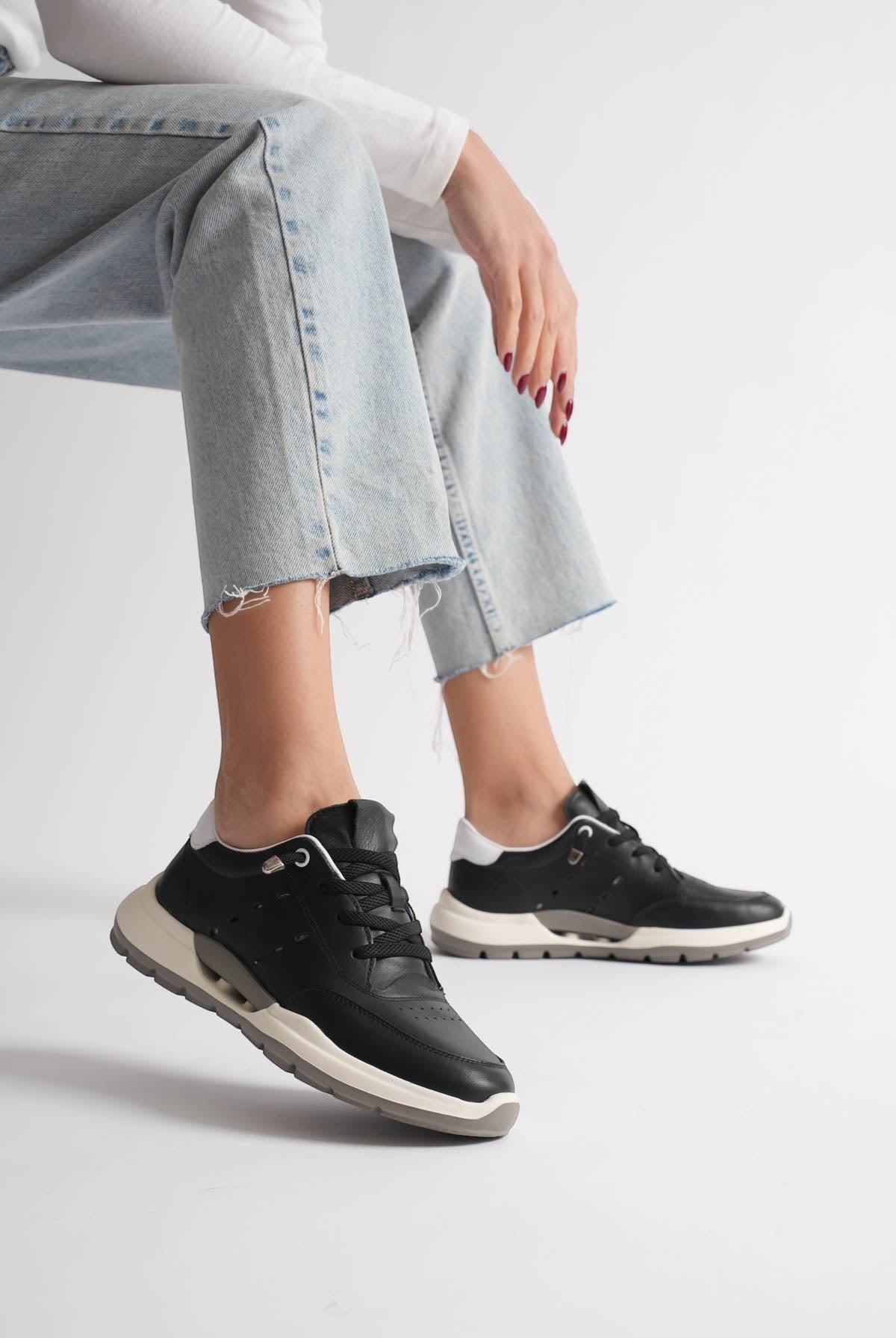 MrCalvano Comfort Walk siyah deri sneaker, beyaz tabanlı, bağcıklı ve modern tasarımlı günlük kadın spor ayakkabı.