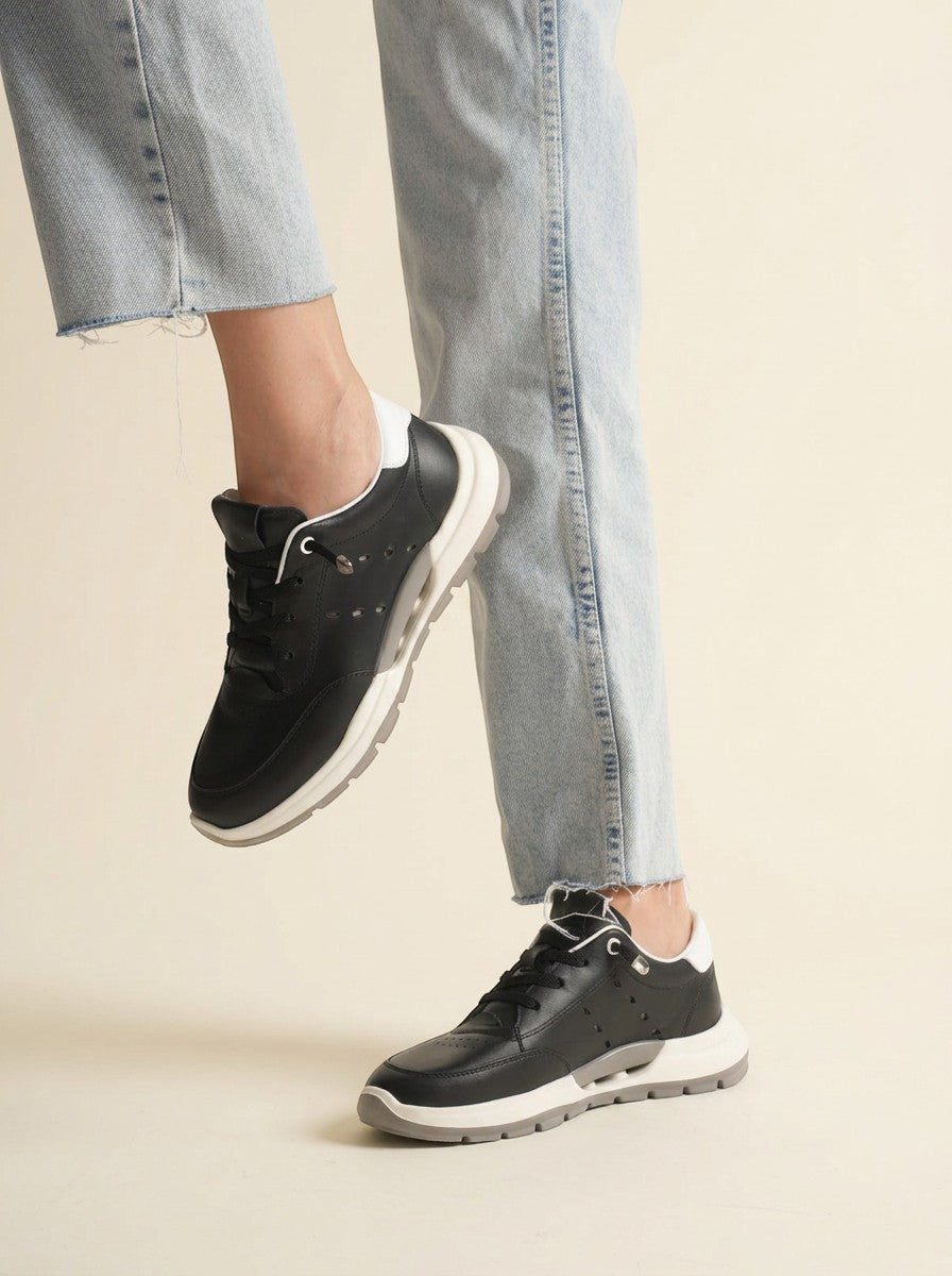MrCalvano Comfort Walk siyah deri sneaker, beyaz tabanlı, bağcıklı ve nefes alabilir delikli modern tasarım.