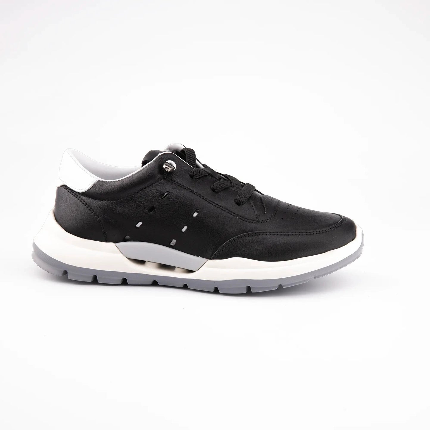 MrCalvano Comfort Walk siyah deri sneaker, beyaz tabanlı ve yan kısımlarında nefes alabilen delikli detaylara sahip.