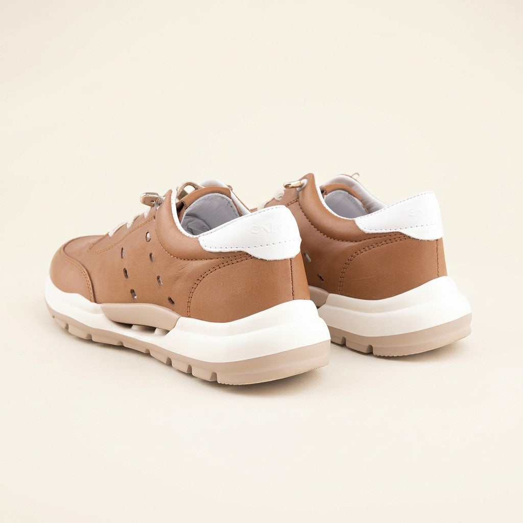 MrCalvano taba rengi deri sneaker, yan kısımlarında delikli detaylar ve beyaz taban yapısı ile modern günlük ayakkabı.