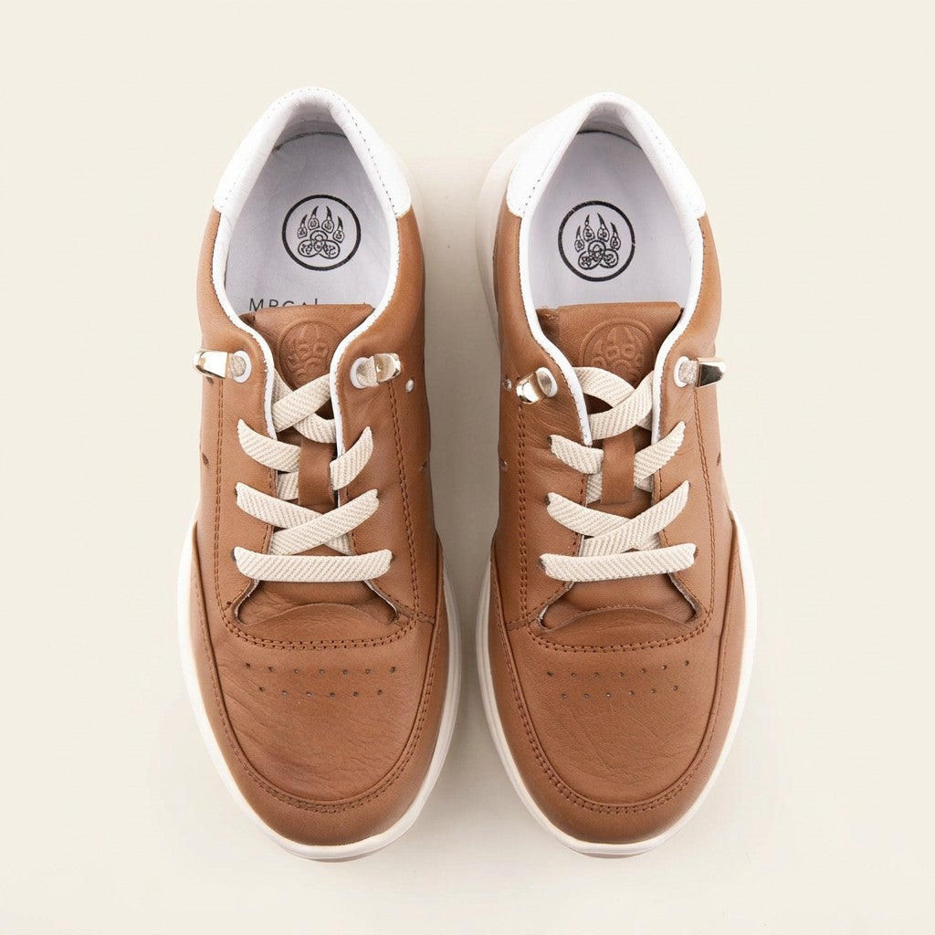MrCalvano Comfort Walk taba rengi deri sneaker, beyaz bağcıklı ve delikli detaylı günlük spor ayakkabı.