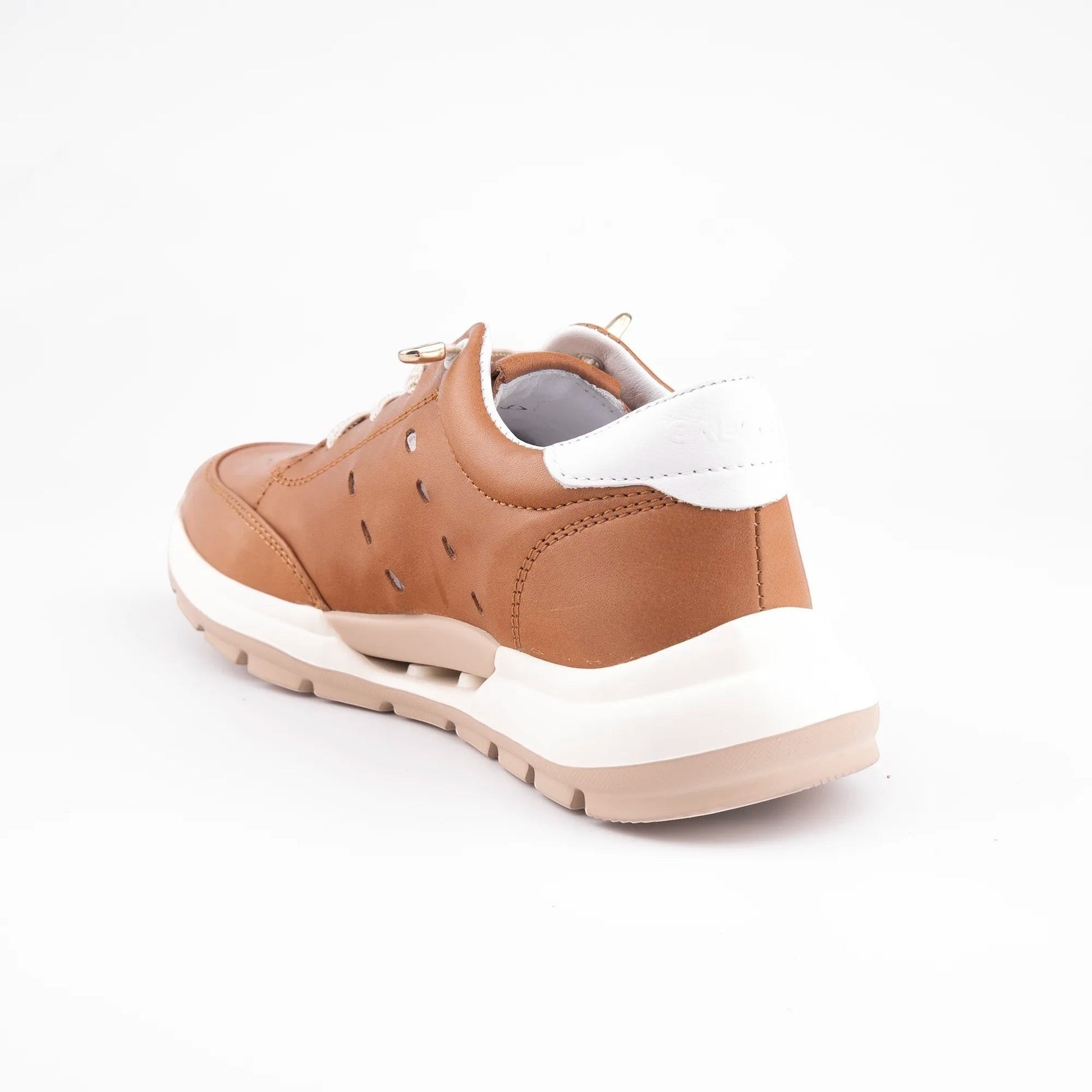 MrCalvano Comfort Walk taba rengi deri sneaker, yan kısımlarında delikli detaylar ve beyaz kalın taban tasarımı.