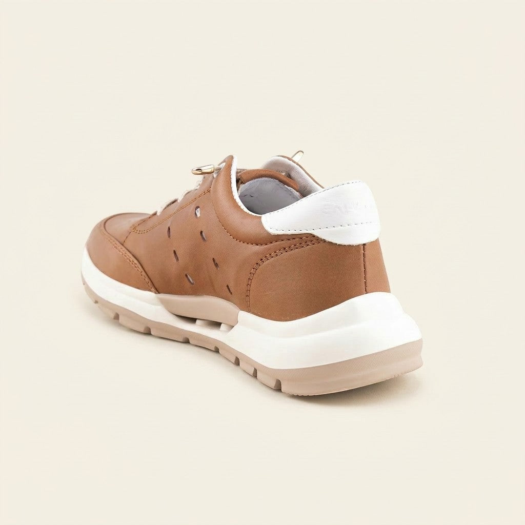 MrCalvano Comfort Walk taba rengi deri sneaker, yan kısımları delikli detaylı ve beyaz tabanlı günlük spor ayakkabı