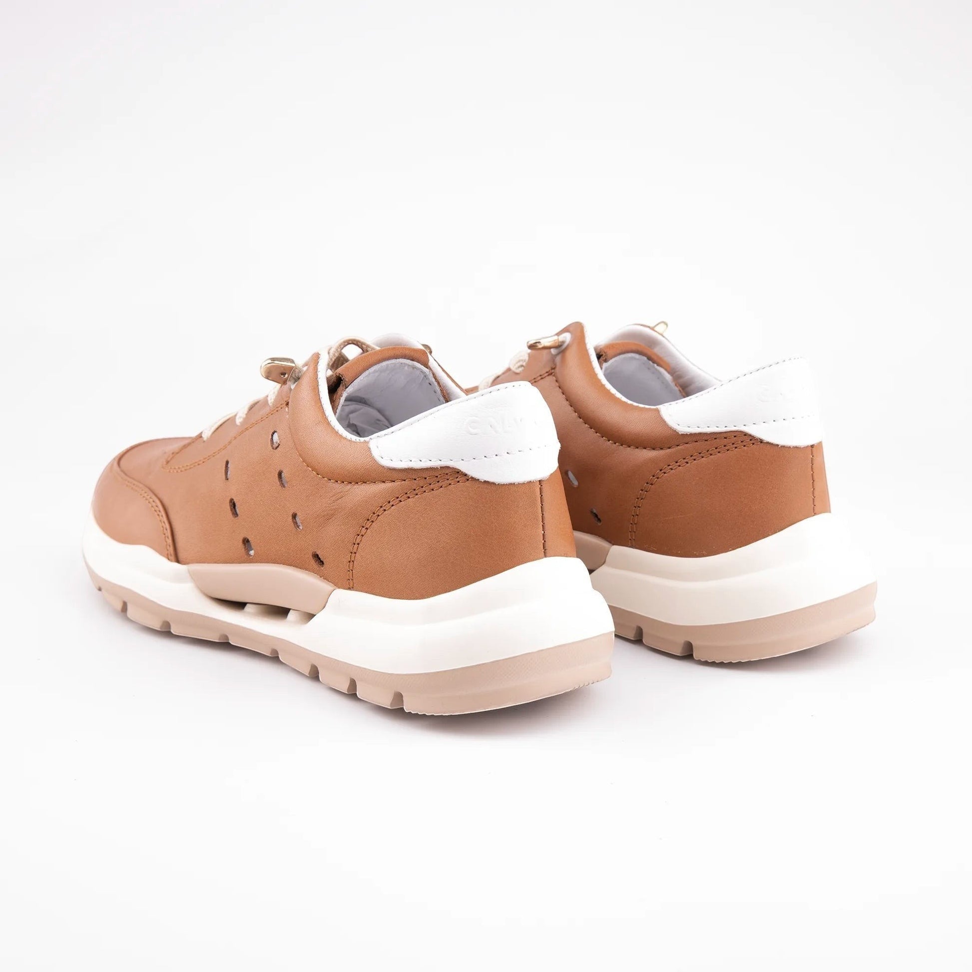 MrCalvano Comfort Walk taba rengi deri sneaker, yan kısımları delikli detaylı, beyaz tabanlı modern günlük spor ayakkabı