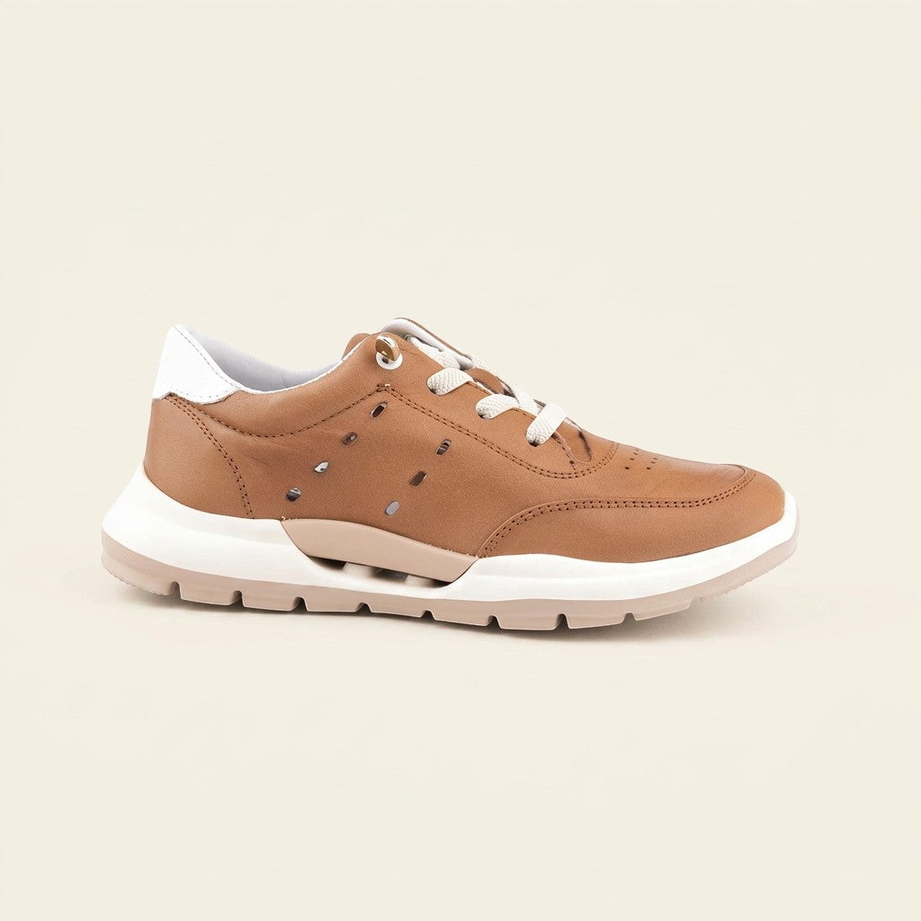 MrCalvano taba rengi deri sneaker, beyaz tabanlı, bağcıklı ve yan kısımları delikli modern günlük spor ayakkabı tasarımı.
