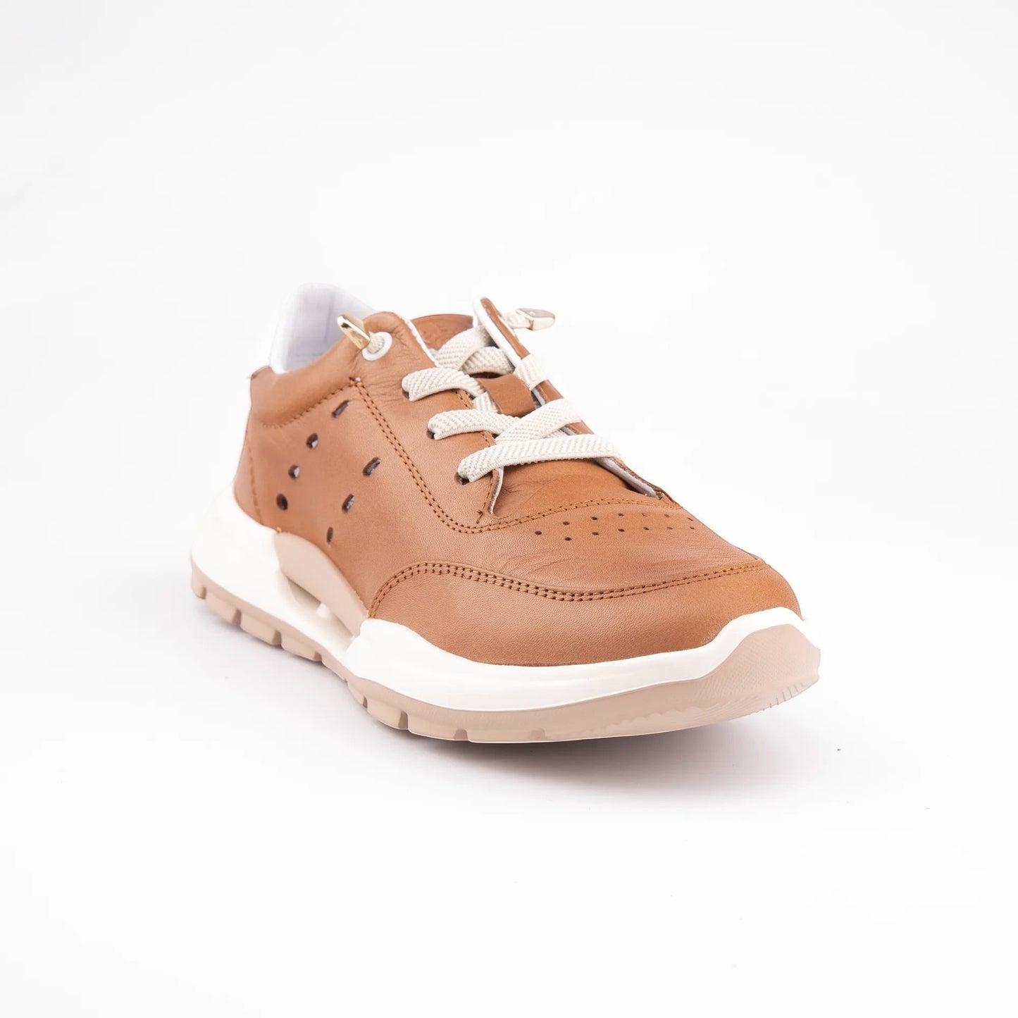 MrCalvano taba rengi deri sneaker, yan kısımlarında delikli detaylar ve beyaz taban yapısı ile günlük şık tasarım.