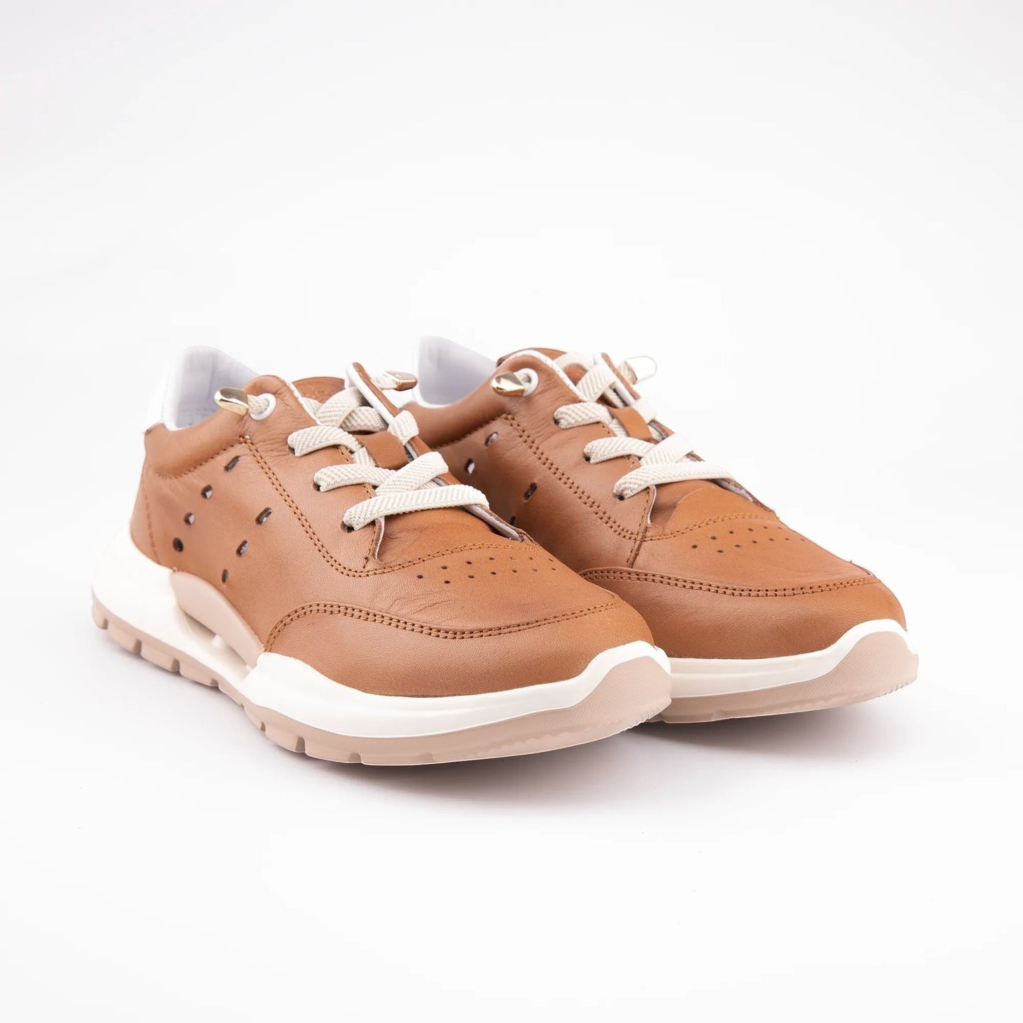 MrCalvano Comfort Walk taba rengi deri sneaker, yan kısımlarında delikli detaylar ve beyaz taban ile günlük şık tasarım.