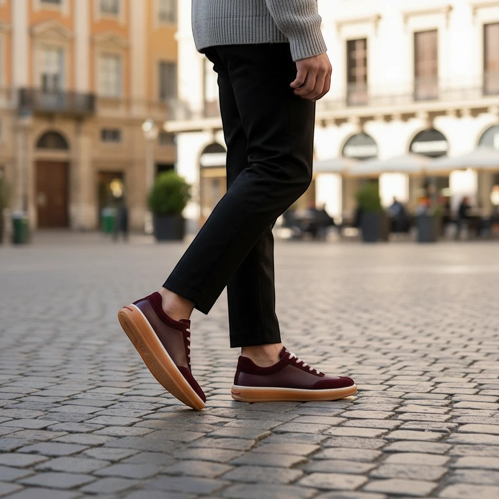 MrCalvano Urban Retro bordo deri ve süet detaylı günlük sneaker, şehir sokaklarında şık ve konforlu bir görünüm sunar.